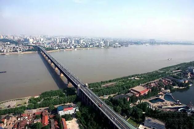 组图：“国保”武汉长江大桥上布满涂鸦_新...
