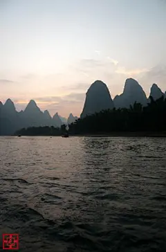 穷游大法 桂林阳朔省钱自助游攻略

     漓江(图：华子)桂林阳朔是最值得一游的地方，山水好，地方风情浓，小吃多，无论什么时候都有玩头。而游玩阳朔，自助最好，可随心所欲，到一些旅游团队不去的地方，领略本土民俗民风。下面介绍“驴友”自助游阳朔的省钱攻略，供你参考。    阳朔高田(图：田原)　　建议避开旺季，选在淡季出行，吃住行游可享受折扣，服务也好。到阳朔县城后购一份《畅游阳朔》地图，是手绘水墨的那种，一来可留作纪念，二来凭图在阳朔尝啤酒鱼、泡吧、吃比萨及参加漂流、攀岩......