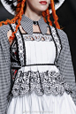 翻看自己收藏的素材时，不由怀念一场老秀，Meadham Kirchhoff在12、13年时可谓在颜值巅峰，那甜美、那细腻也是没谁了可最近一次在伦敦时装周上竟然风格大变，走摇滚朋克了吗？我以为自己看的是假的MK[冷][冷] ​​​​