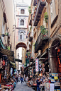 Naples, Italy。那不勒斯(意大利语：Napoli；那不勒斯语：Nàpule；英语：Naples)是意大利南部的第一大城市，坎帕尼亚大区以及那不勒斯省的首府，是意大利人口最稠密的地方。那不勒斯位于那不勒斯湾的北岸，其东西两侧分别是两个火山区域：维苏威火山和坎皮佛莱格瑞火山区。那不勒斯以其丰富的历史、文化、艺术和美食而著称，那不勒斯历史中心被联合国教科文组织列为世界文化遗产。 #景点# #街景# #美景#