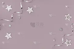 在粉红色背景上用银色装饰的圣诞装饰品的平面构图。