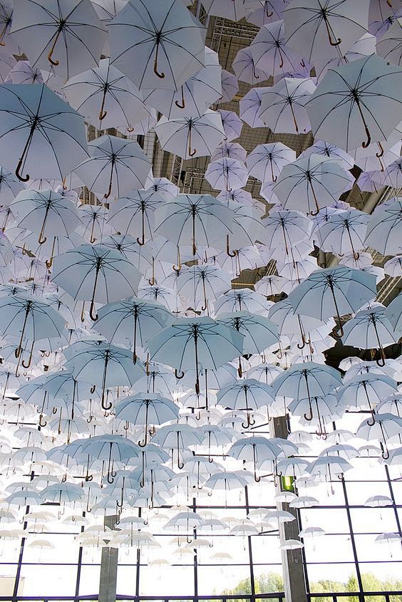 这个超过1000个奇幻的白色雨伞的安装在...