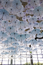 这个超过1000个奇幻的白色雨伞的安装在2015年Habitare设计博览会上浮动，注入空间一个梦幻般的气氛： 