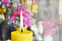 明亮的风格背景。点燃蜡烛和鲜花来祭拜。
