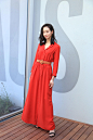 前短时间出席澳洲某品牌的活动，张钧甯身穿一袭长色红裙搭配黑色高跟鞋，显得格外优雅迷人。