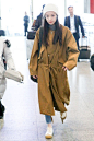 倪妮2017年10月12日机场街拍：身着Monitaly过膝长外套，搭配Red Cloud休闲鞋由北京前往上海