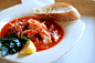 ღ意式烩海鲜ღ Itallian Seafood with Tomato Sauce

        我一直觉得意式烩海鲜吃起来尤其爽快。酸酸的西红柿酱里透着清爽，配佐鲜甜的海鲜，滋味儿好极了。这多出来的酱汁用法棍来蘸，或者是吃配份意面，都非常棒啊。我这里头只用了熟得非常快的海鲜，如果用鱼块的话，时间要稍微长一些。不过总的说来么，海鲜熟得都很快，嘿嘿。花不了几分钟，就可以端上一盘上好的意大利菜了，配上一杯白葡萄酒……馆子里卖的也不比这更正宗。        份量：1人份 ......