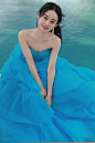 赵丽颖一袭蓝色蛋糕裙出镜，尽显温婉优雅的气质，波浪披肩卷发增添几分活泼俏皮，清新优雅中又不失灵动感觉，真·童话里的公主本人。 ​​​​