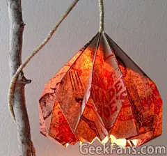 用食品袋DIY吊灯
很漂亮的吊灯，看起来像秋天的枫叶一样，别具一格，做起来很简单，几乎不需要什么成本，只需要一个半食品袋，剩下的就是折叠了。