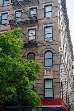 贝德福德街和格罗夫街的街角格林威治村，在著名的美国电视情景喜剧《老友记》中出现