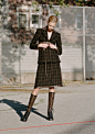 莱西·伯林（Lexi Boling），绑带格纹外套+格纹A字半身裙+镂空绑带长筒靴