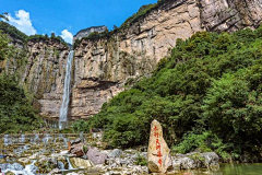 八里沟风景名胜区：位于河南省新乡市辉县，隶属于新乡南太行旅游度假区，总面积109平方公里，属典型的南太行风光，是国家级5A级旅游景区、国家地质公园、自然猕猴保护区、河南省著名风景区、河南省十佳景区。她荟萃了太行山水精华，集奇、险、俊、秀、幽于一谷，号称“太行之魂、中华风骨”，被园林专家誉为“亚洲一绝”。