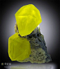 自然硫，霰石，10.1厘米
Agrigento, Sicile, 意大利
收藏：Irv BROWN, San Diego, Californie, U.S.A
摄影：Stuart WILENSKY@北坤人素材