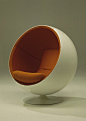 芬蘭的設計師 Eero Aarnio，於 1963 年設計了一張名為 Ball 的座椅。