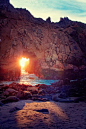 #花瓣爱旅行#菲佛海滩（pfeiffer beach）的拱岩，位于美国加利福尼亚州大苏尔。透过拱岩的光与海水形成水火并容的奇特景象~