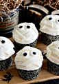 halloween cupcakes beautifullife 05 650x921 20 Inspirational Halloween Cupcake Ideas