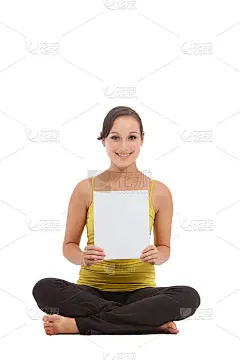 运动健身女人手持空牌。