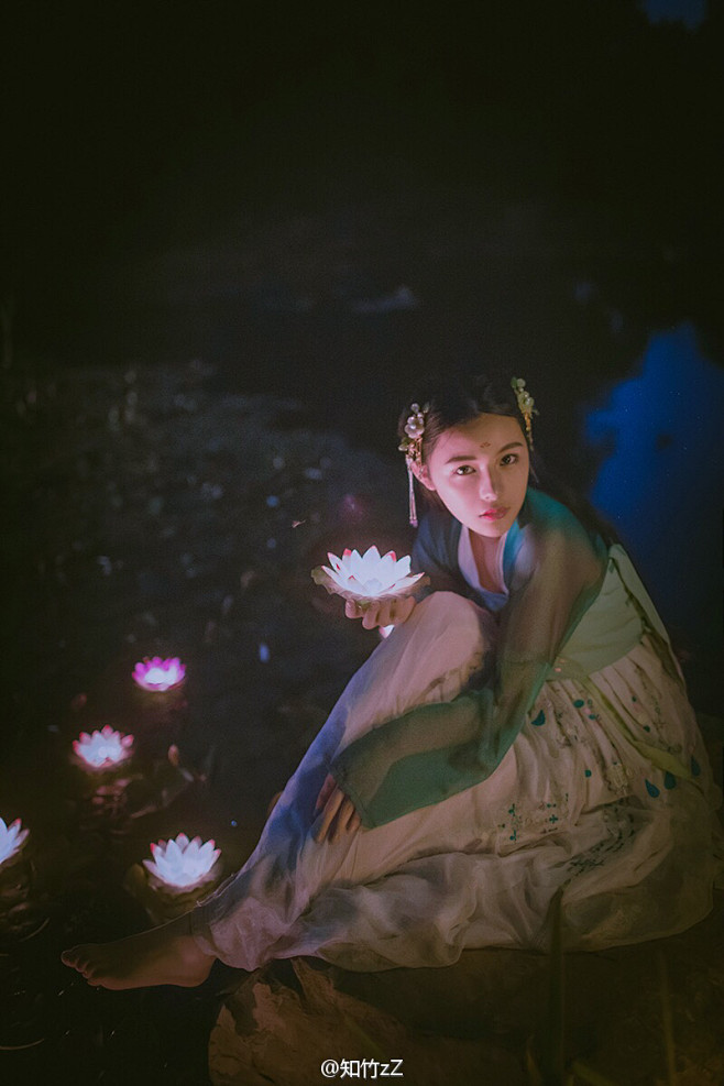 西风吹老洞庭波， 一夜湘君白发多。
醉后...