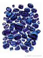 比钻石更珍贵的宝石   坦桑石(Tanzanite)

　　坦桑石，取名自它的产地东非坦桑尼亚，后经由美国蒂芙尼公司的推广，这种宝石才渐渐的有了知名度，之所以会取名为坦桑石，也是因为这种宝石就像坦桑尼亚的黄昏天空一样，颜色深蓝带紫色，有很强的多色性，但宝石本身硬度为摩氏硬度6.5度，又因为坦桑尼亚长期以来处于内战的情况，所以非常的贫困，宝石的开采不易，产量稀少，再加上所结晶的颗粒不大，所以一般来说，能够买到3~5克拉以上的机率本身就不高，所以价格就居高不下。　到目前为止，坦桑尼亚的阿鲁沙市附近地区是坦桑蓝
