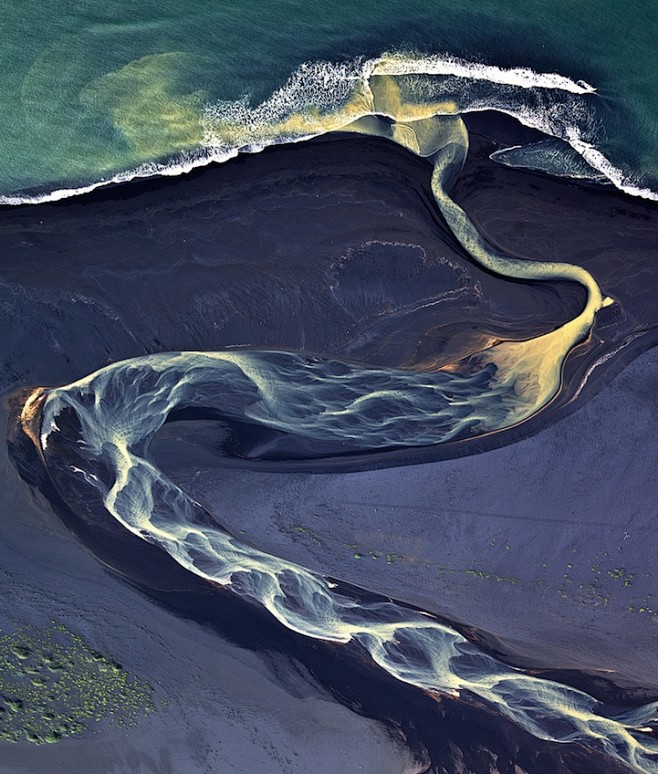 惊艳，空中拍摄的冰岛火山河流 | 饭后茶...