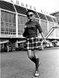 1960s街拍~这一身就是现在流行的复古穿着吧，恍惚间回到了现代。。。旧时光里的时尚光影，请关注@百年时尚画廊