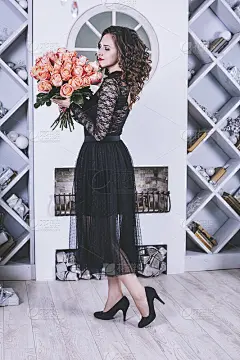 女人与鲜花玫瑰美丽和快乐的现代室内