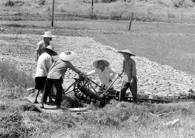 1959年来自东德的中国访问团用他们的相...