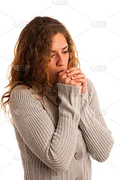 女人在觉得冷的时候用手吹气
