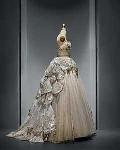 晚礼服图片大全-晚礼服高清好看的图片--花瓣抱抱倩崽的画板