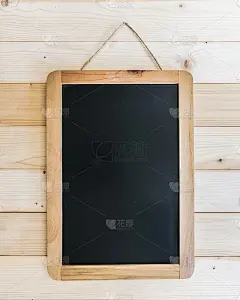 空白的黑色黑板框架与copyspace挂在松木墙上的公告和餐厅菜单