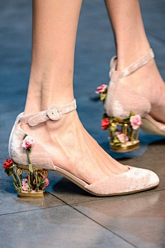 喜爱玫瑰雨采集到灰姑娘的水晶鞋