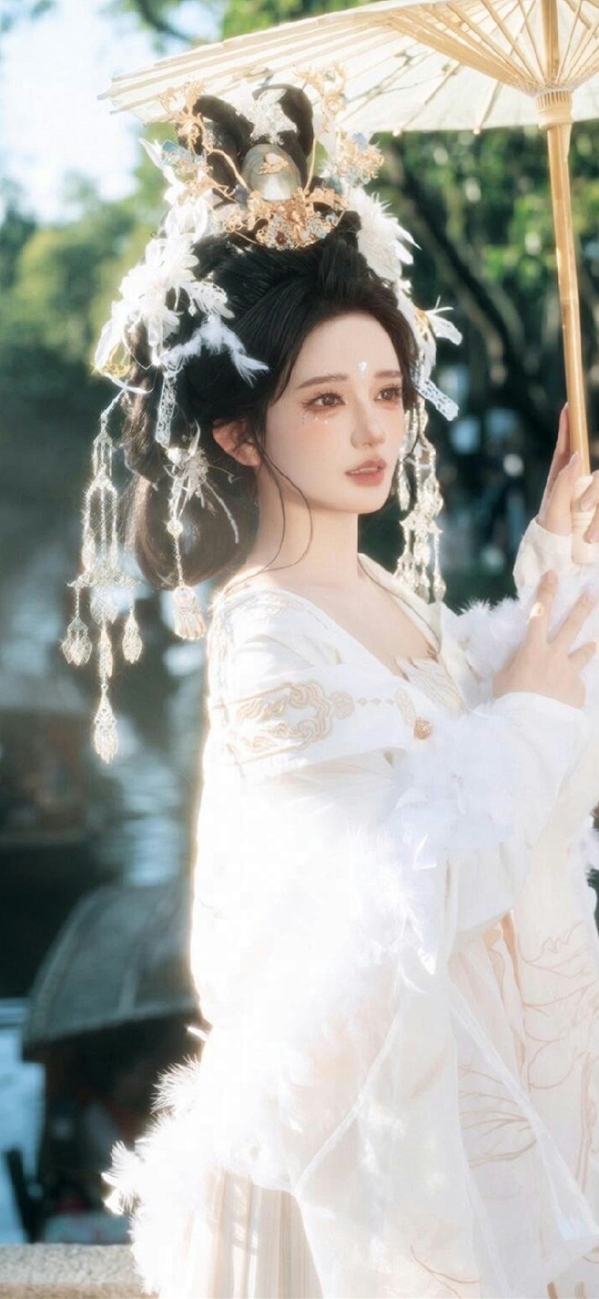  琼颜池上照, 银发玉梳垂。
采集@别致...