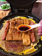 终于，煎饼果子也会做了……怎么说呢，很幸福，自己煎一套只需几分钟，随饿随吃，漂泊的灵魂从此有了家。也很伤感，觉得自己可能真的不是王子，王子是不会在家自己摊煎饼果子的……做法如下：
1、准备油条、小葱、香肠、鸡蛋、榨菜、薄脆（果蓖）、甜面酱、辣椒油；
2、绿豆面和面粉参一起，里面放五香粉、少许盐、一点香油，加水，和匀；
3、锅里刷油，舀一勺面糊，放中间，快速摊匀，一定要快！慢了就成绿豆饼了！
4、打入鸡蛋，再次摊匀，约2分钟后，把煎饼翻过来；
5、刷一层甜面酱，放油条、薄脆、香肠、榨菜，依个人口味加些香菜、