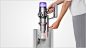 Dyson V11™' toz haznesi temizlenirken