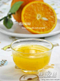 橙子汁
材料：橙子1个



橙子汁的做法

1.将橙子的外皮洗净，用刀对半剖开；



2.把半个橙子放在清洗干净后的手动榨汁器上，梢用力旋转几下，让果汁流出来；



3.将流入槽内的果汁过滤到小杯子里；



4.兑入2倍的温开水稀释后即可喂给宝宝喝。