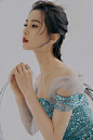 刘诗诗 身穿蓝色钻石长裙温柔优雅，大秀完美肩颈线条气质迷人。 ​​​​