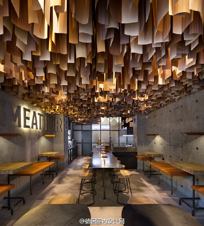 波尔塔瓦Shade Burger。顶部装...