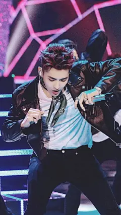 #吴亦凡# . 吴亦凡翅膀
Angel 
sunshine 
all about you

壁纸cr 大钰 Focus187