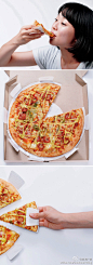 #创意设计#你爱吃披萨吗？吃披萨的时候，有没有遇到弄到满手油汁的尴尬？来欣赏下这款既简单有方便卫生的披萨包装设计，非常人性化的解决了吃披萨的卫生问题，敬请欣赏。