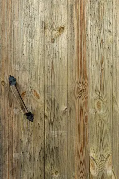 门把手由天然木板制成。特写抽象背景