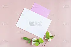 邀请卡模型。模板空白贺卡用于婚礼、生日等活动。纸上桃色背景与白花。写情人节浪漫的概念