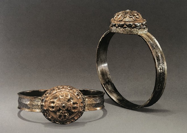 陕西法门寺地宫出土唐代鎏金摩羯三钴杵纹银臂钏