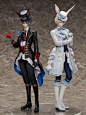 其中可能包括：two figurines that are standing next to each other
