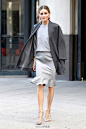 Olivia Palermo在纽约时装周，深灰色和浅灰色同色系的叠穿。红色宝石耳坠增加高贵感，也让整体素色穿搭更有亮点。