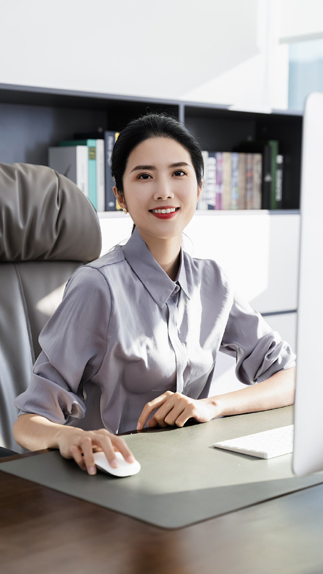 办公桌前上班的女人