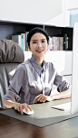 办公桌前上班的女人