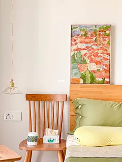 这个夏天｜我们住进了宫崎骏动画般的新家 : 我家一共有四个卧室 现在只布置了两个 一个全包大落地窗的在三楼 一个带生活阳台的在二楼 两个卧室主色调虽然不同 但又形成互补 颜色都非常的和谐 简直像住在漫画里 由于天气开始炎热起来 有人已经忍不住了