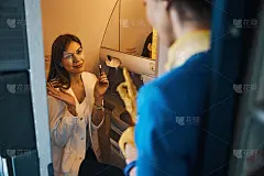年轻女乘客因在飞机上吸烟而道歉