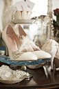 英国年轻设计师品牌Emmy Shoes的婚鞋，以精美的手工艺与浪漫的设计为带给人一缕清新感觉。@北坤人素材