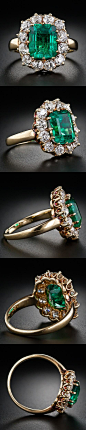 3.35 Carat Victorian Emerald and Diamond Ring
3.35克拉永恒的美丽的维多利亚经典的古董祖母绿宝石和钻石戒指，指板由12个波光粼粼的老矿切割钻石18克拉黄金缭绕。售价22.75万人民币。@北坤人素材